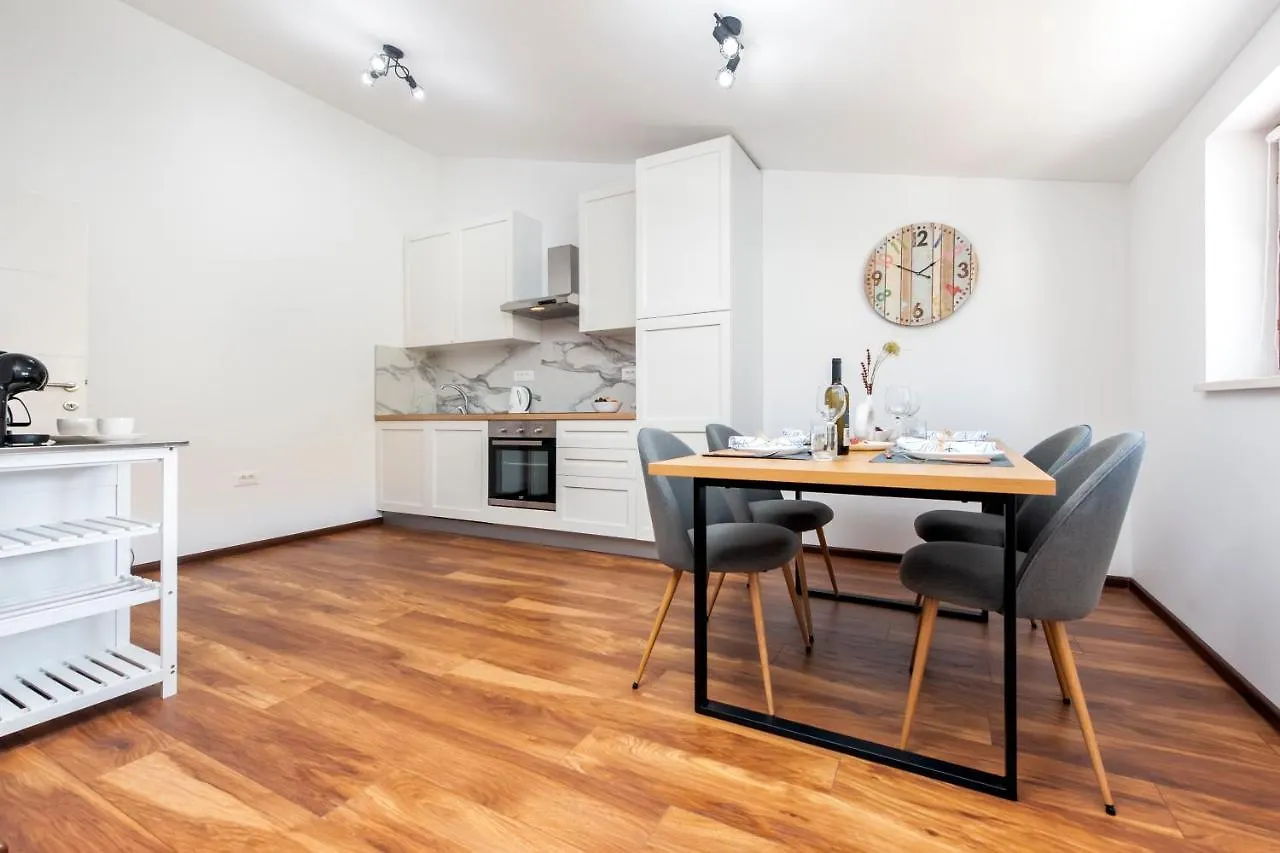 Apartments E&M PUY 0*,
