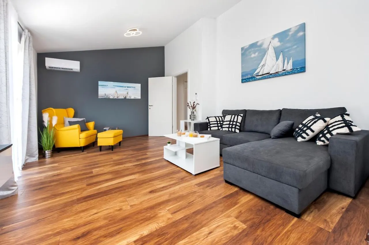 Apartments E&M PUY 0*,